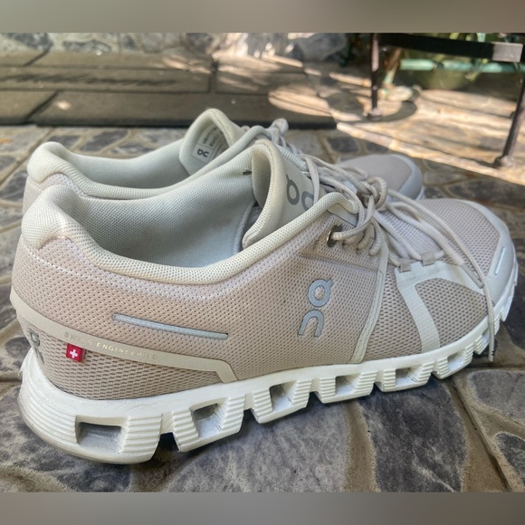 On Cloud 5 Womans Sneakers. - Picture 2 of 12